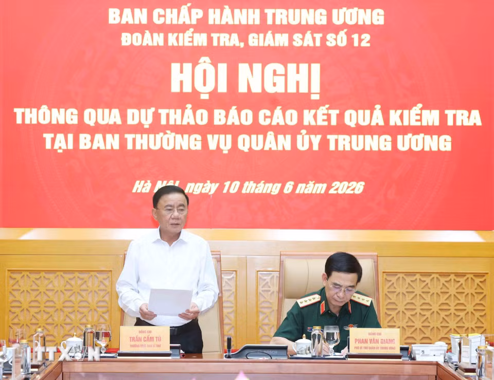 Đồng chí Trần Cẩm Tú, Ủy viên Bộ Chính trị, Thường trực Ban Bí thư, Trưởng Đoàn Kiểm tra, giám sát số 12 của Bộ Chính trị phát biểu chỉ đạo hội nghị. (Ảnh: Phương Hoa/TTXVN)