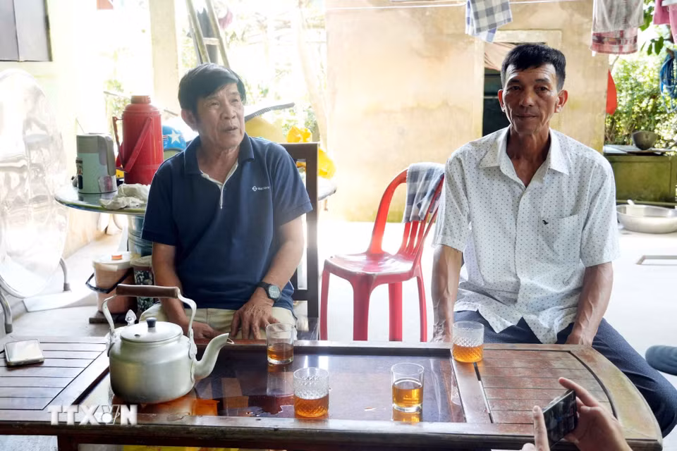Cuộc sống, sinh hoạt hàng ngày của người dân Quảng Trị bị đảo lộn khi nhiệt độ duy trì ở mức cao từ sáng đến tối. (Ảnh: Tá Chuyên/TTXVN)