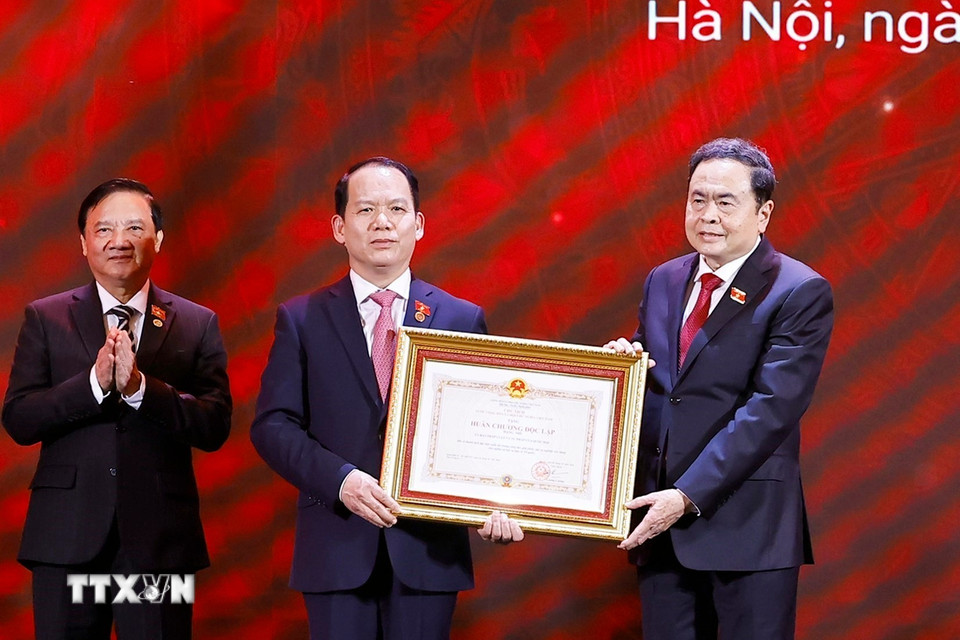 Chủ tịch Quốc hội Trần Thanh Mẫn trao Huân chương Độc lập hạng Nhì của Chủ tịch nước tặng Ủy ban Pháp luật và Tư pháp của Quốc hội. (Ảnh: Doãn Tấn/TTXVN)