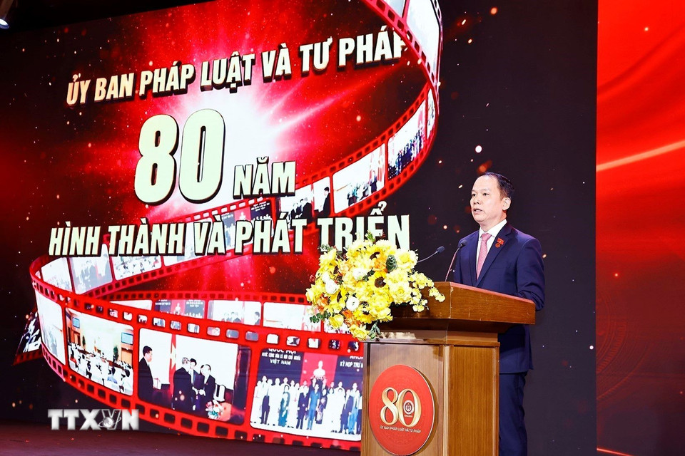 Chủ nhiệm Ủy ban Pháp luật và Tư pháp của Quốc hội Hoàng Thanh Tùng đọc diễn văn. (Ảnh: Doãn Tấn/TTXVN)