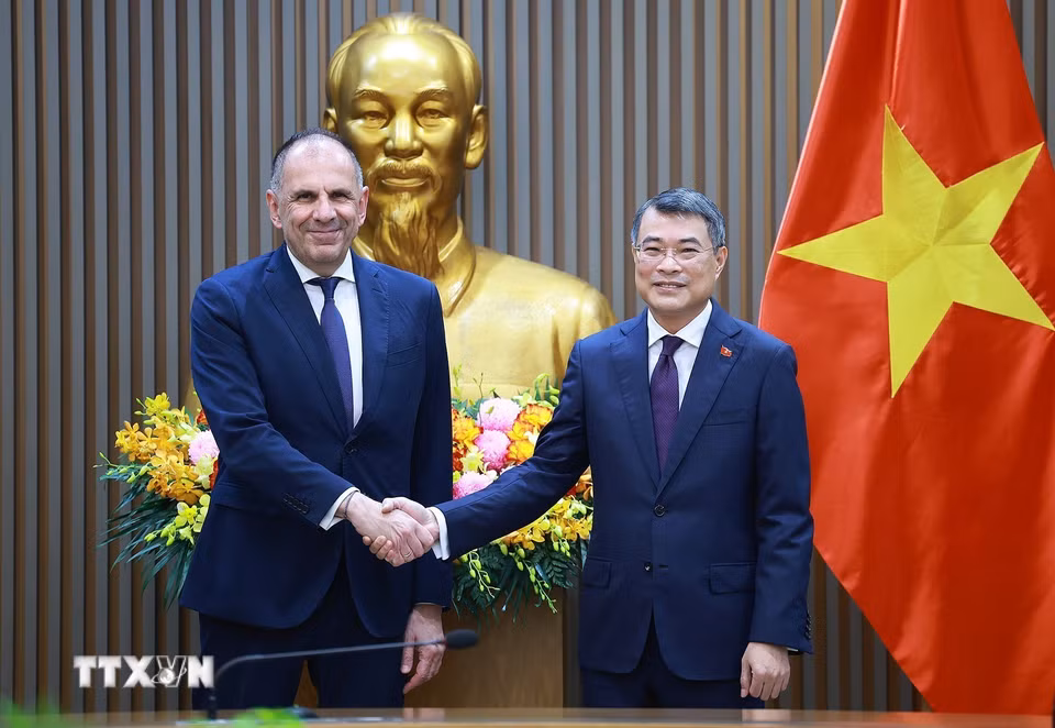 Thủ tướng Lê Minh Hưng tiếp Bộ trưởng Ngoại giao Hy Lạp George Gerapetritis. (Ảnh: Dương Giang/TTXVN)