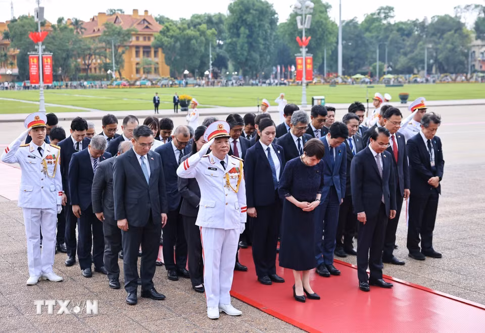Thủ tướng Nhật Bản Takaichi Sanae thành kính tưởng niệm Chủ tịch Hồ Chí Minh. (Ảnh: Minh Đức/TTXVN)