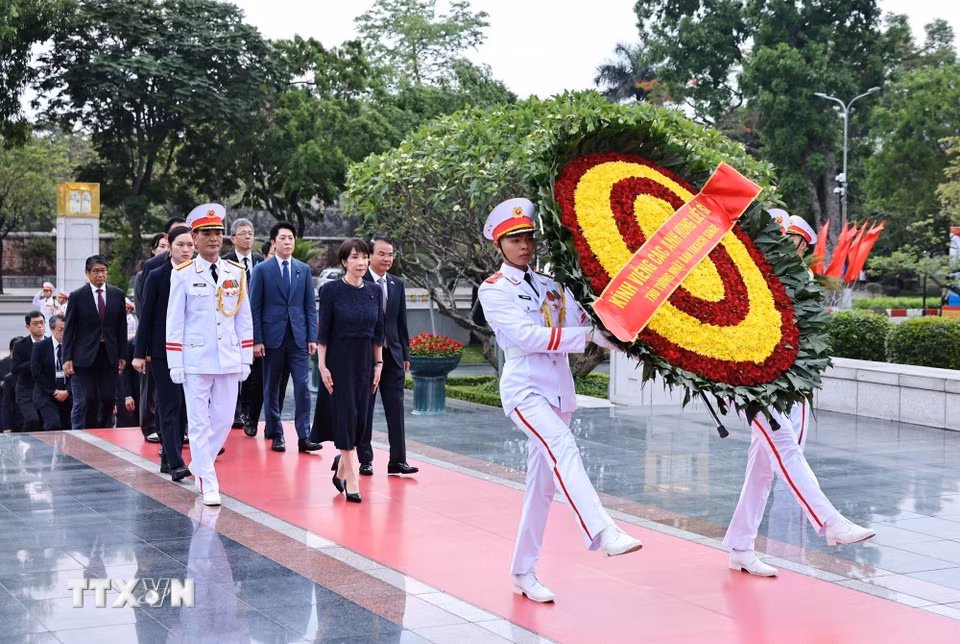 Thủ tướng Nhật Bản Takaichi Sanae đặt vòng hoa tại Đài tưởng niệm các Anh hùng liệt sỹ. (Ảnh: Minh Đức/TTXVN)