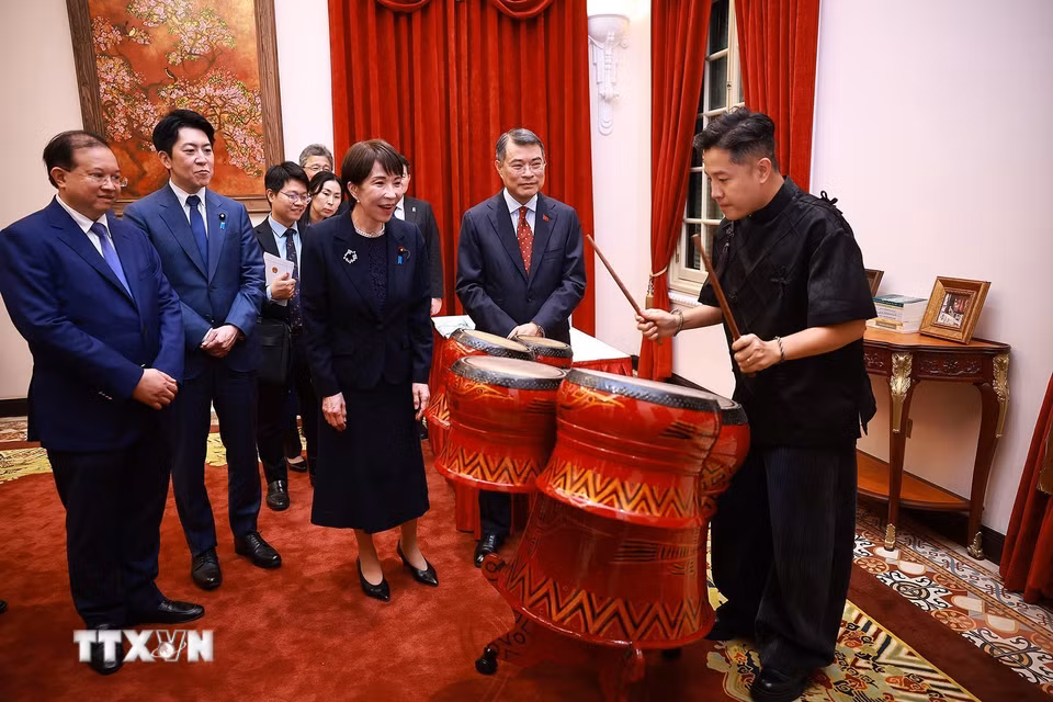 Thủ tướng Nhật Bản Takaichi Sanae xem nghệ sỹ Việt Nam đánh trống truyền thống của Việt Nam. (Ảnh: Dương Giang/TTXVN)