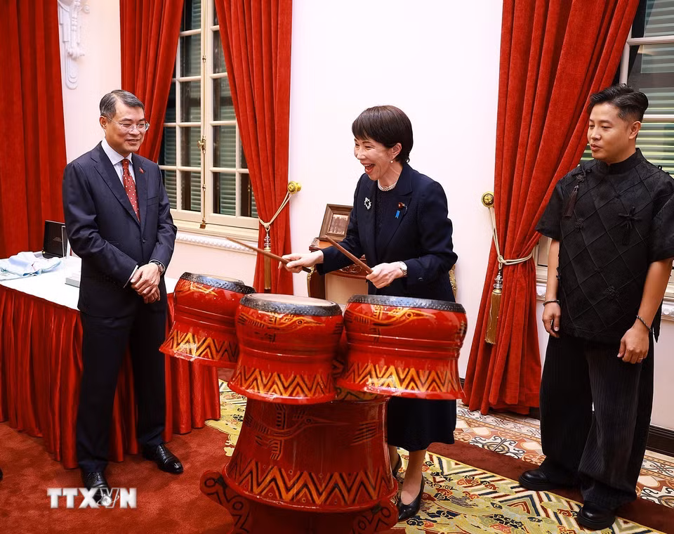 Thủ tướng Nhật Bản Takaichi Sanae trải nghiệm đánh trống - sản phẩm âm nhạc truyền thống của Việt Nam. (Ảnh: Dương Giang/TTXVN)