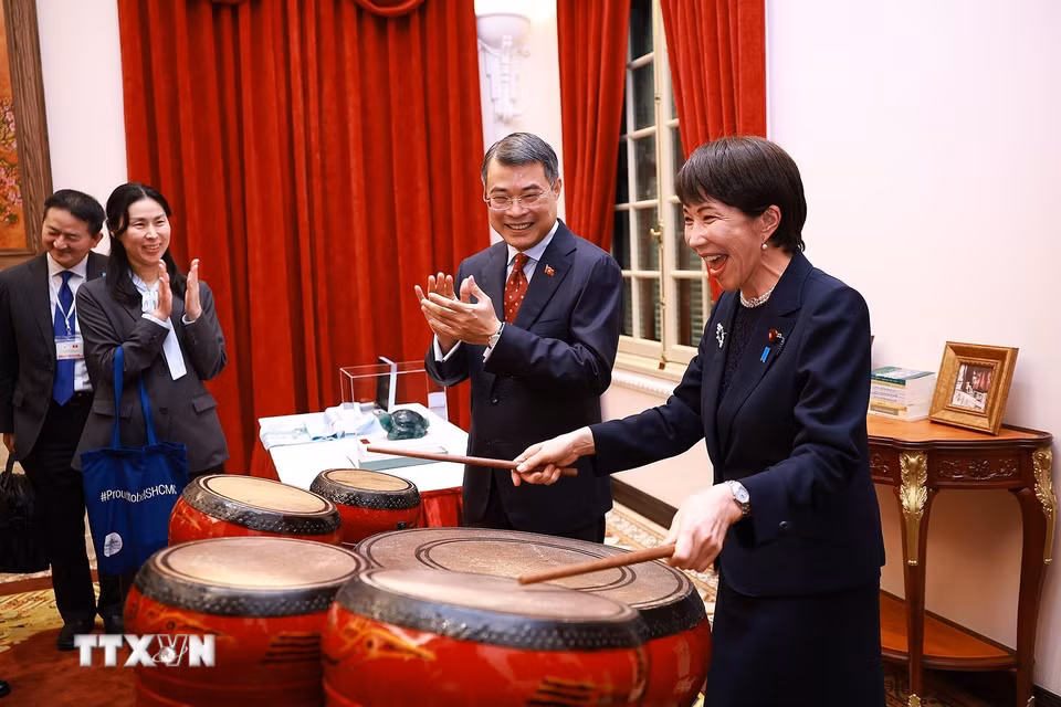 Thủ tướng Nhật Bản Takaichi Sanae trải nghiệm đánh trống - sản phẩm âm nhạc truyền thống của Việt Nam. (Ảnh: Dương Giang/TTXVN) ​