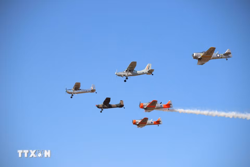 Đội hình kết hợp máy bay bao gồm các dòng North American Harvard huyền thoại và các phi cơ hạng nhẹ - thực hiện màn bay trình diễn đồng bộ trên bầu trời căn cứ không quân Swartkop. (Ảnh: Hồng Minh/TTXVN)