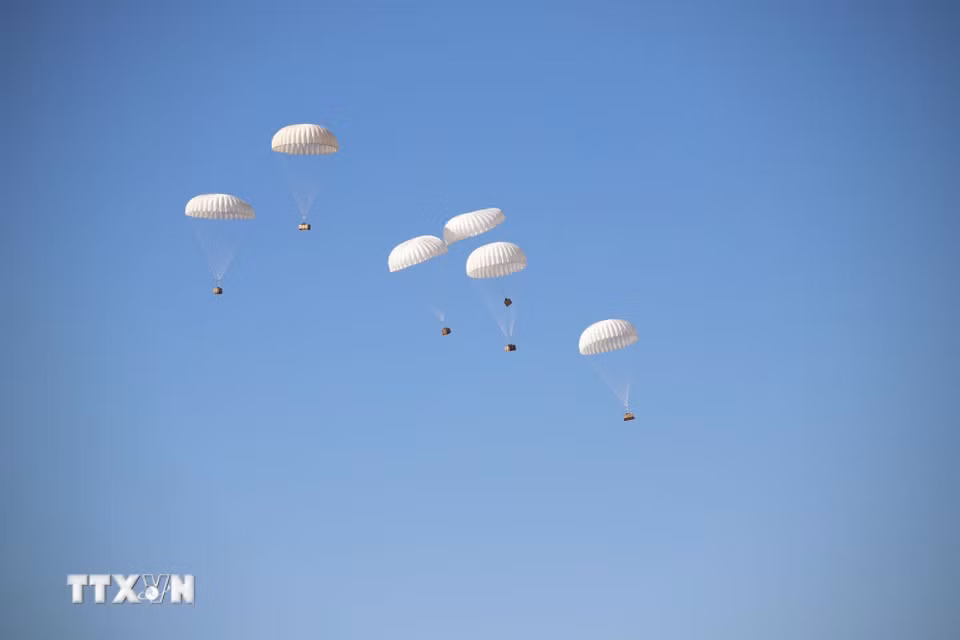 Màn trình diễn thả hàng tiếp tế bằng dù thể hiện khả năng tác chiến và hậu cần đường không của Không quân Nam Phi. (Ảnh: Hồng Minh/TTXVN)