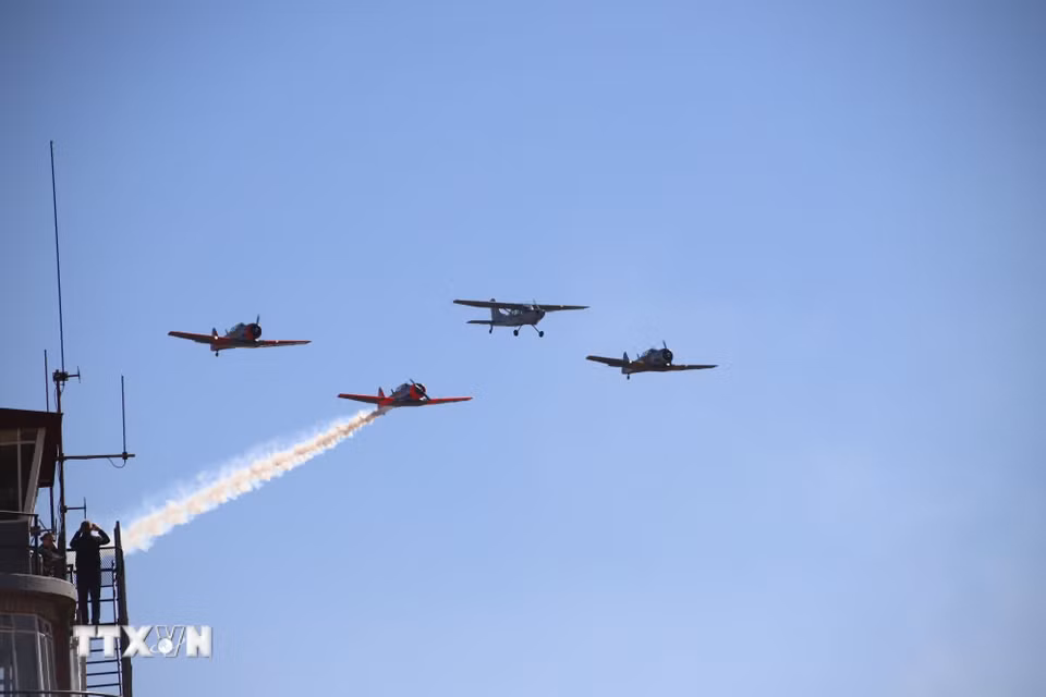 Đội hình kết hợp máy bay bao gồm các dòng North American Harvard huyền thoại và các phi cơ hạng nhẹ - thực hiện màn bay trình diễn đồng bộ trên bầu trời căn cứ không quân Swartkop. (Ảnh: Hồng Minh/TTXVN)