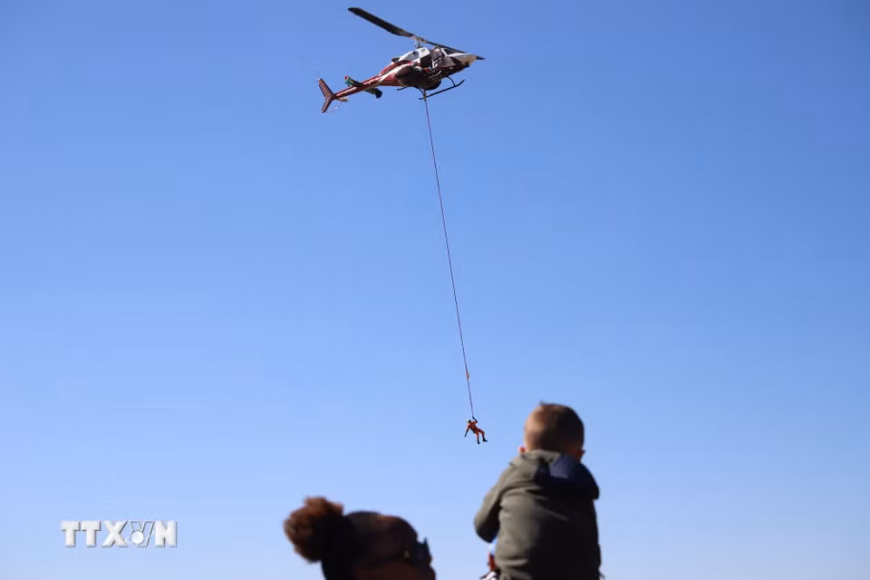 Kỹ năng cứu hộ trên không điêu luyện được đội ngũ Rocket thể hiện tại sự kiện. (Ảnh: Hồng Minh/TTXVN)