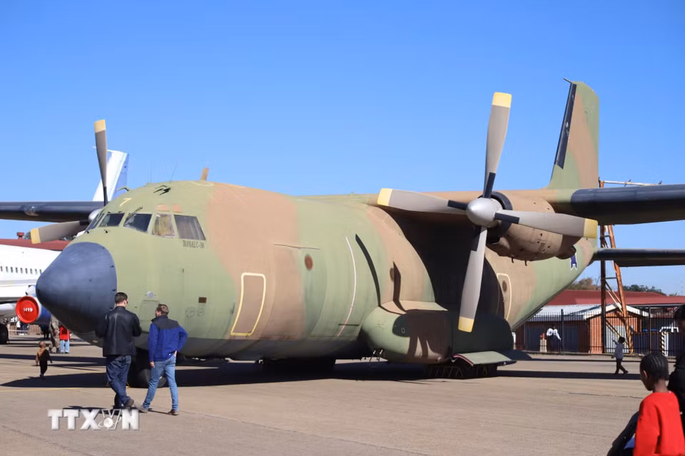 Du khách tham quan và tìm hiểu chiếc máy bay vận tải quân sự hạng trung Transall C-160NG mang lớp sơn ngụy trang đặc trưng được trưng bày tại sự kiện. (Ảnh: Hồng Minh/TTXVN)