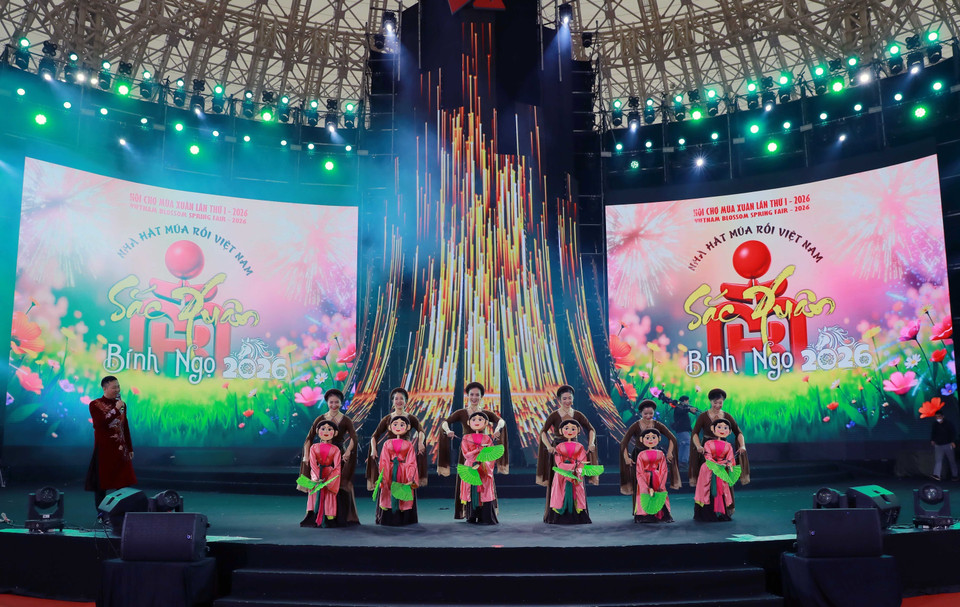 Các nghệ sỹ Nhà hát Múa rối Việt Nam biểu diễn các tiết mục đặc sắc mang đậm dấu ấn truyền thống tại Hội chợ mùa Xuân 2026. (Ảnh: Khánh Hòa/TTXVN)