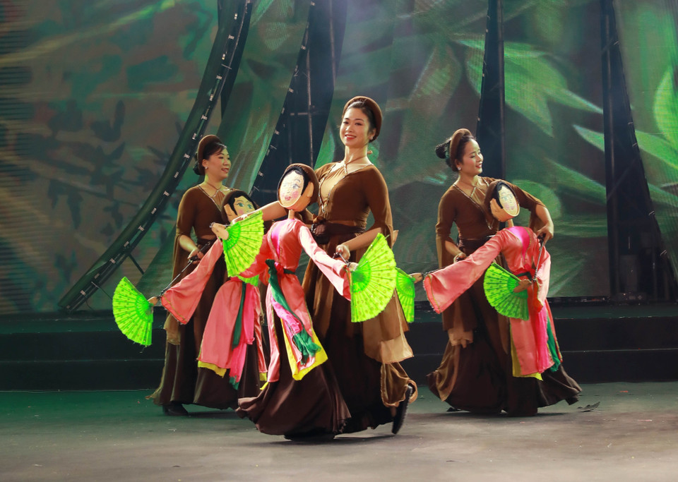 Các nghệ sỹ Nhà hát Múa rối Việt Nam biểu diễn các tiết mục đặc sắc mang đậm dấu ấn truyền thống tại Hội chợ mùa Xuân 2026. (Ảnh: Khánh Hòa/TTXVN)