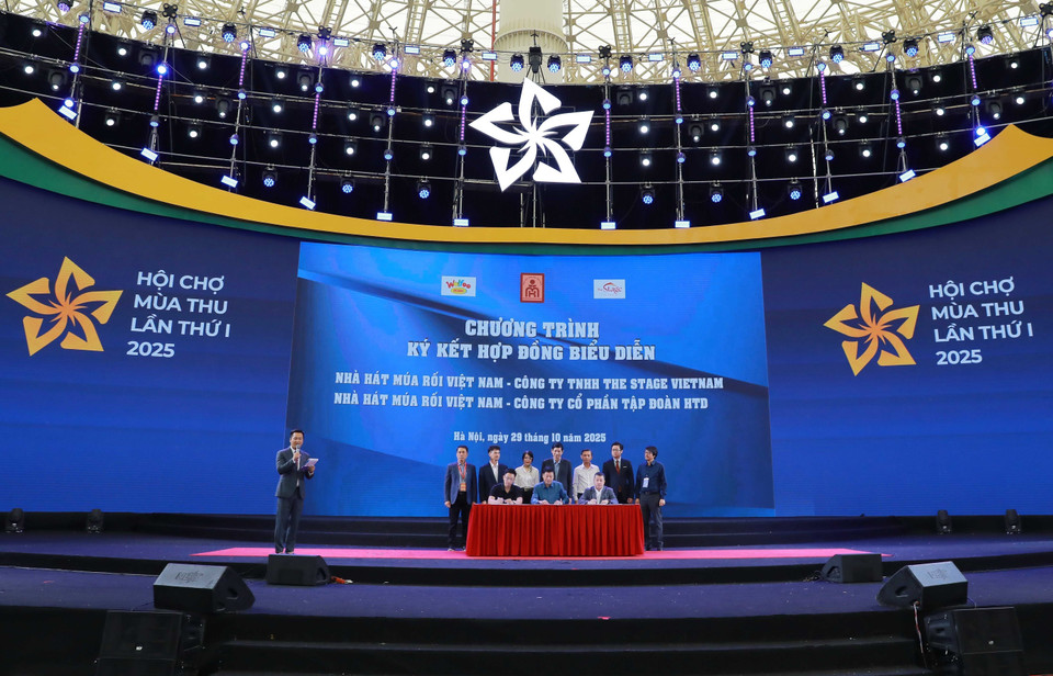 Lễ ký kết hợp tác giữa Nhà hát múa rối Việt Nam với các đơn vị về việc góp phần thúc đẩy phát triển các ngành công nghiệp văn hoá Việt Nam đến năm 2030, tầm nhìn đến 2045 (Hội chợ mùa Thu lần thứ nhất 2025). (Ảnh: Khánh Hòa/TTXVN)