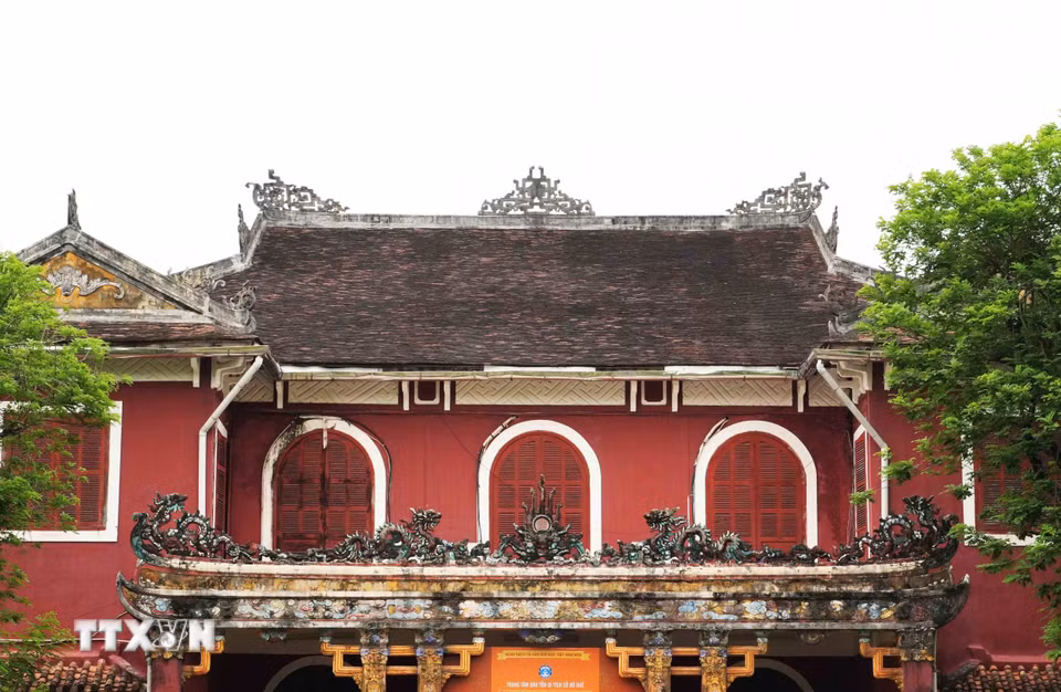 Kiến trúc nhà chính 2 tầng của Cơ Mật Viện trong Kinh thành Huế, mang đậm phong cách châu Âu và họa tiết cung đình Huế. (Ảnh: Nguyên Lý/TTXVN)