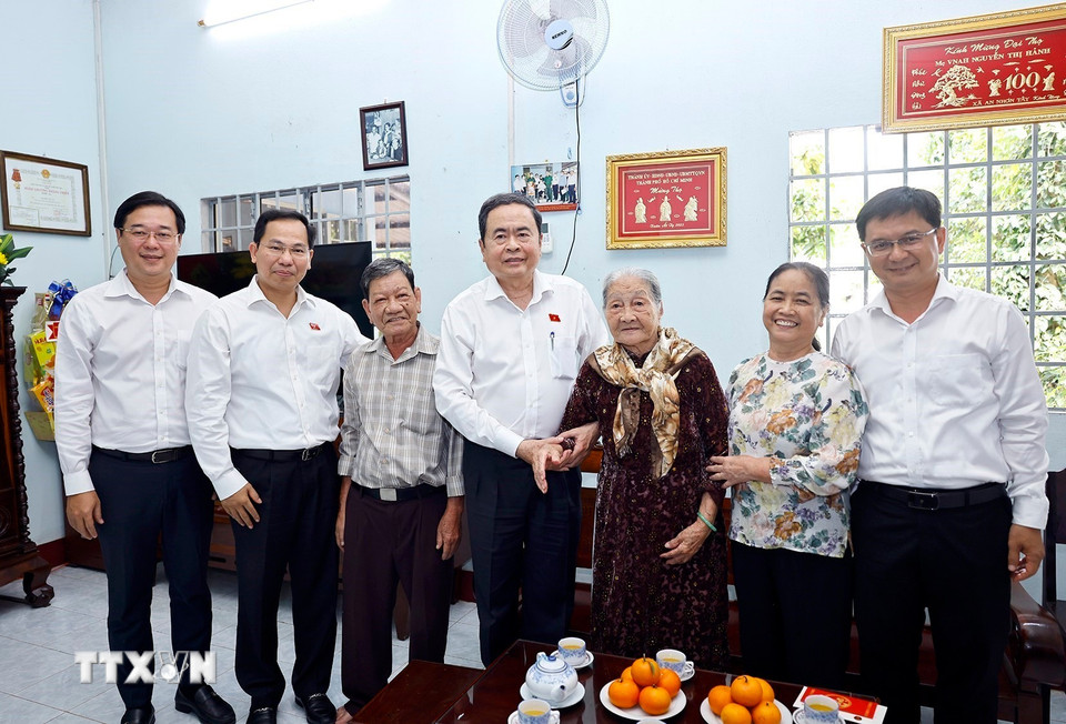 Chủ tịch Quốc hội Trần Thanh Mẫn đại biểu với gia đình Mẹ Việt Nam Anh hùng Nguyễn Thị Hãnh. (Ảnh: Doãn Tấn/TTXVN)