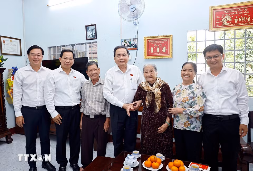 Chủ tịch Quốc hội Trần Thanh Mẫn đại biểu với gia đình Mẹ Việt Nam Anh hùng Nguyễn Thị Hãnh. (Ảnh: Doãn Tấn/TTXVN)