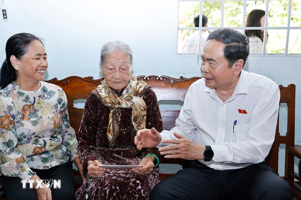 Chủ tịch Quốc hội Trần Thanh Mẫn thăm hỏi Mẹ Việt Nam Anh hùng Nguyễn Thị Hãnh. (Ảnh: Doãn Tấn/TTXVN)