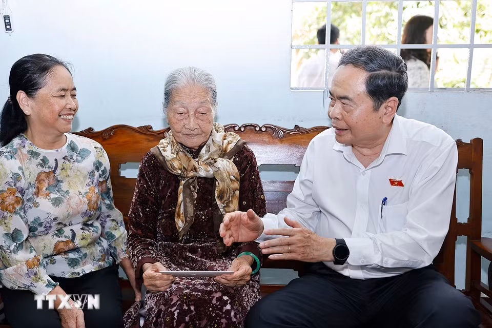 Chủ tịch Quốc hội Trần Thanh Mẫn thăm hỏi Mẹ Việt Nam Anh hùng Nguyễn Thị Hãnh. (Ảnh: Doãn Tấn/TTXVN)