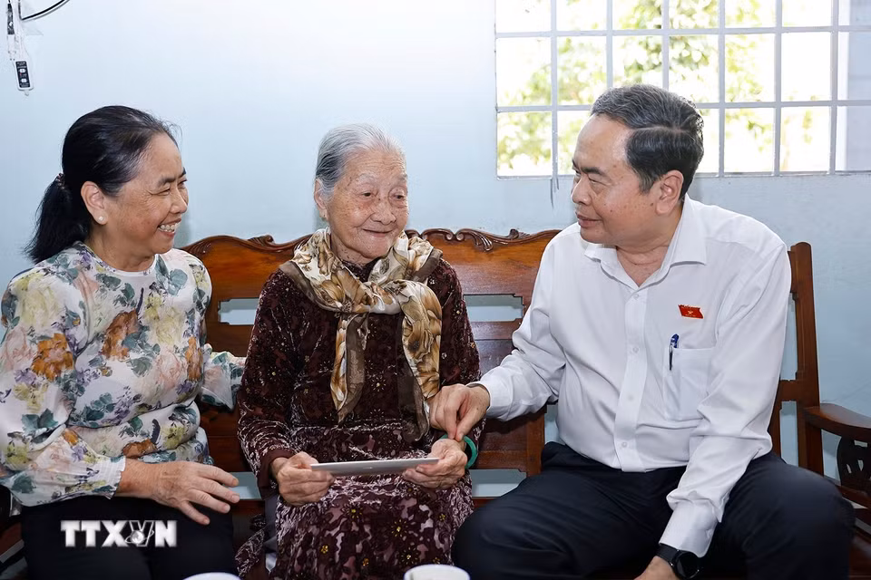 Chủ tịch Quốc hội Trần Thanh Mẫn thăm hỏi, tặng quà Mẹ Việt Nam Anh hùng Nguyễn Thị Hãnh. (Ảnh: Doãn Tấn/TTXVN)