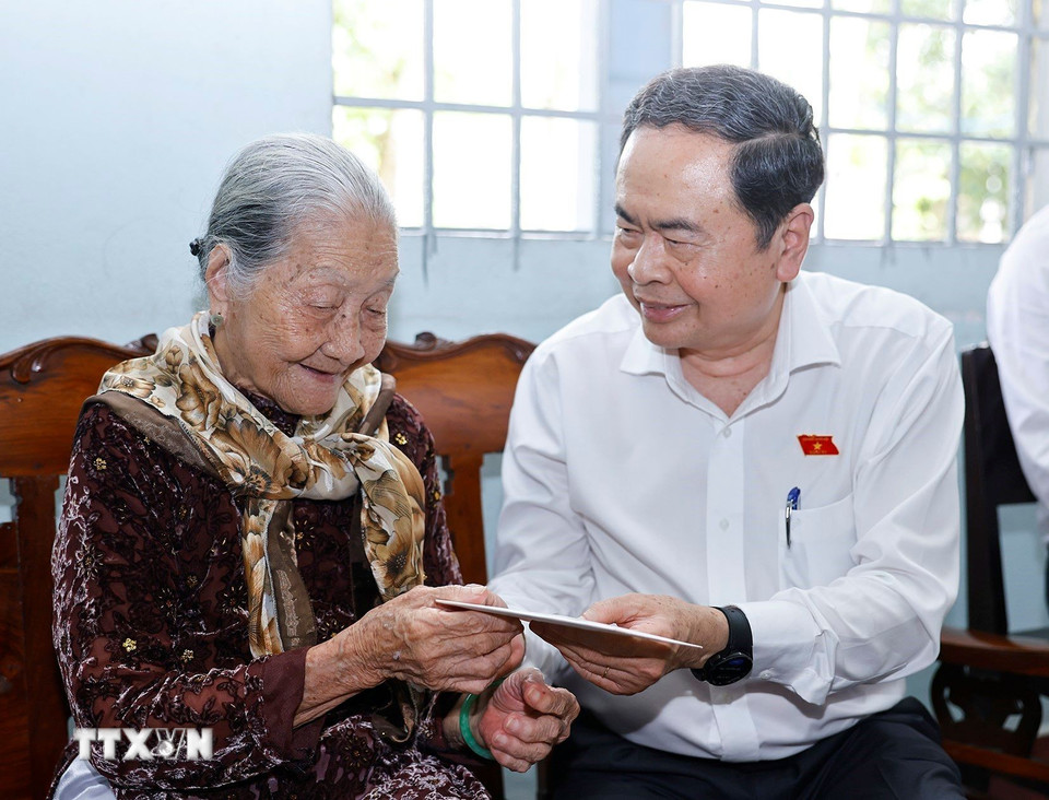 Chủ tịch Quốc hội Trần Thanh Mẫn thăm hỏi, tặng quà Mẹ Việt Nam Anh hùng Nguyễn Thị Hãnh. (Ảnh: Doãn Tấn/TTXVN)