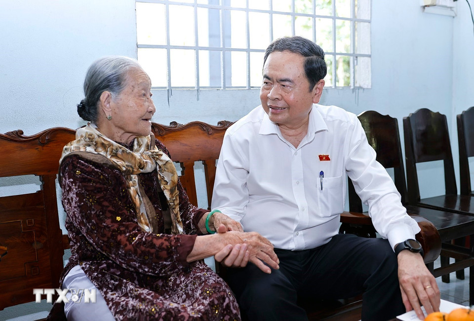 Chủ tịch Quốc hội Trần Thanh Mẫn thăm hỏi Mẹ Việt Nam Anh hùng Nguyễn Thị Hãnh. (Ảnh: Doãn Tấn/TTXVN)