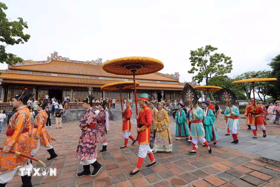 Quảng diễn qua các điểm di tích tiêu biểu như Điện Kiến Trung, cung Trường Sanh, Trường Lang, Ngọ Môn... (Ảnh: Mai Trang/TTXVN)