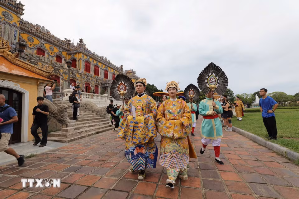 Quảng diễn qua các điểm di tích tiêu biểu như Điện Kiến Trung, cung Trường Sanh, Trường Lang, Ngọ Môn... (Ảnh: Mai Trang/TTXVN)