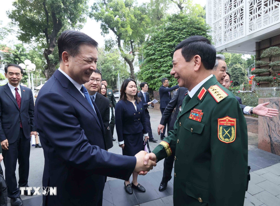 Đại tướng, Bộ trưởng Bộ Quốc phòng Phan Văn Giang đón Bộ trưởng Bộ Công an Trung Quốc Vương Tiểu Hồng. (Ảnh: An Đăng/TTXVN)