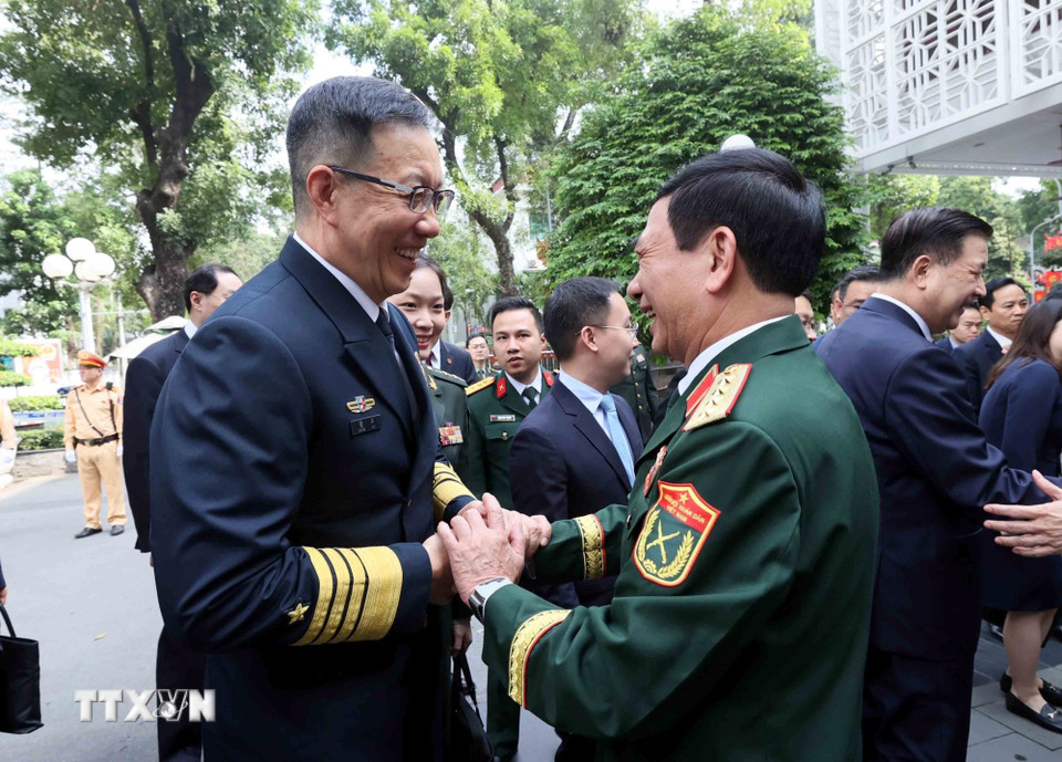 Đại tướng, Bộ trưởng Bộ Quốc phòng Phan Văn Giang đón Bộ trưởng Bộ Quốc phòng Trung Quốc Đổng Quân. (Ảnh: An Đăng/TTXVN)