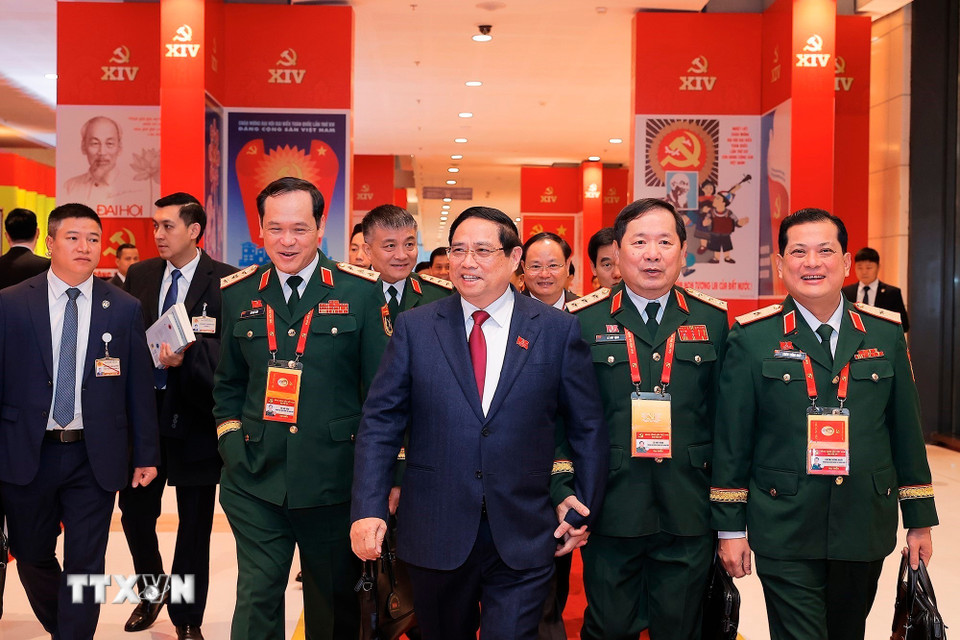 Thủ tướng Phạm Minh Chính và các đại biểu Đoàn Đảng bộ Quân đội đến dự ngày làm việc thứ tư Đại hội XIV của Đảng, sáng 22/1. (Ảnh: TTXVN)