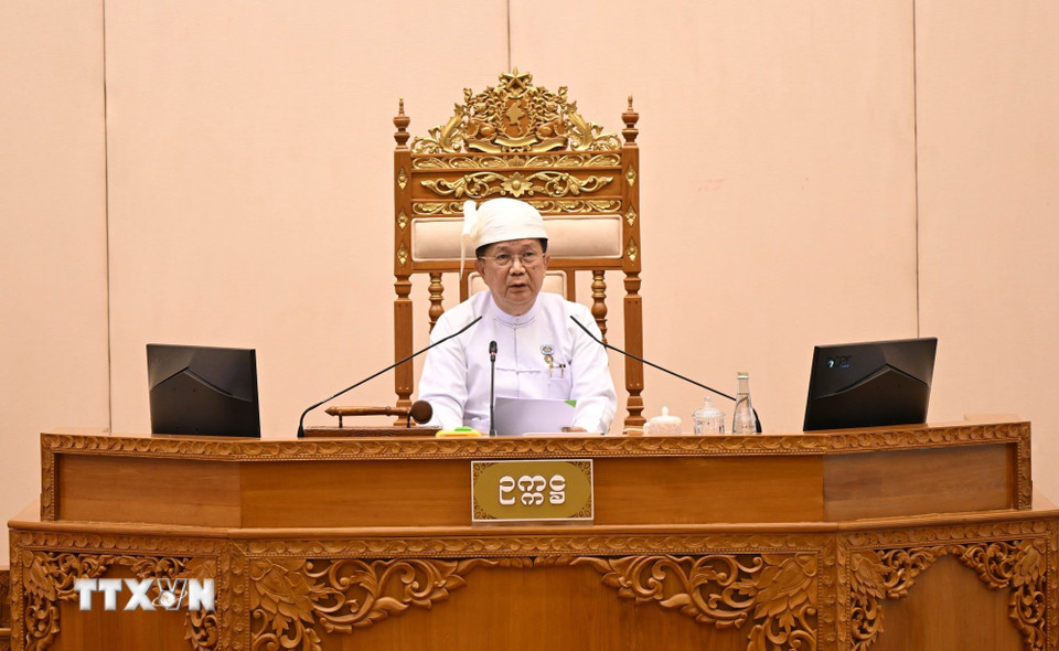 Sau khi hoàn tất cuộc tổng tuyển cử 3 giai đoạn, ngày 18/3/2026, Thượng viện (Amyotha Hluttaw) khóa mới của Myanmar đã tiến hành phiên họp đầu tiên và bầu ông U Aung Lin Dwe (ảnh), nghị sỹ thuộc đảng Liên minh Đoàn kết và Phát triển (USDP) làm Chủ tịch. Hai ngày trước đó, Hạ viện (Pyithu Hluttaw) khóa mới của Myanmar cũng đã họp và bầu ông U Khin Yi làm Chủ tịch. (Ảnh: THX/TTXVN)