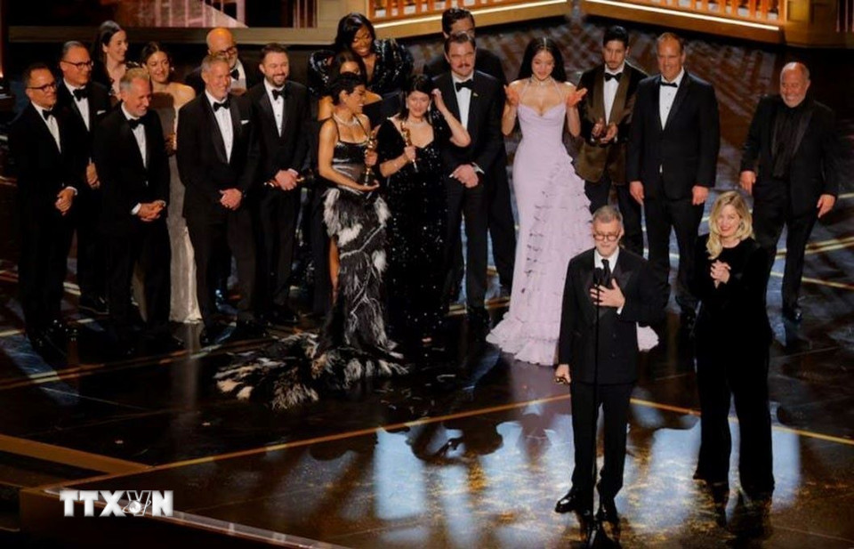 Ngày 15/3/2026, Lễ trao Giải thưởng điện ảnh danh giá thế giới Oscar lần thứ 98 vừa khép lại tại nhà hát Dolby ở Los Angeles (Mỹ) với chiến thắng vang dội thuộc về bộ phim “One Battle After Another” (giành 6 tượng vàng Oscar). Gặt hái thành công không kém là phim “Sinners” với 4 tượng vàng, trong đó có giải Kịch bản gốc xuất sắc nhất cho tác giả Ryan Coogler và giải Nam diễn viên chính xuất sắc nhất cho Michael B. Jordan. (Ảnh: Reuters/TTXVN)