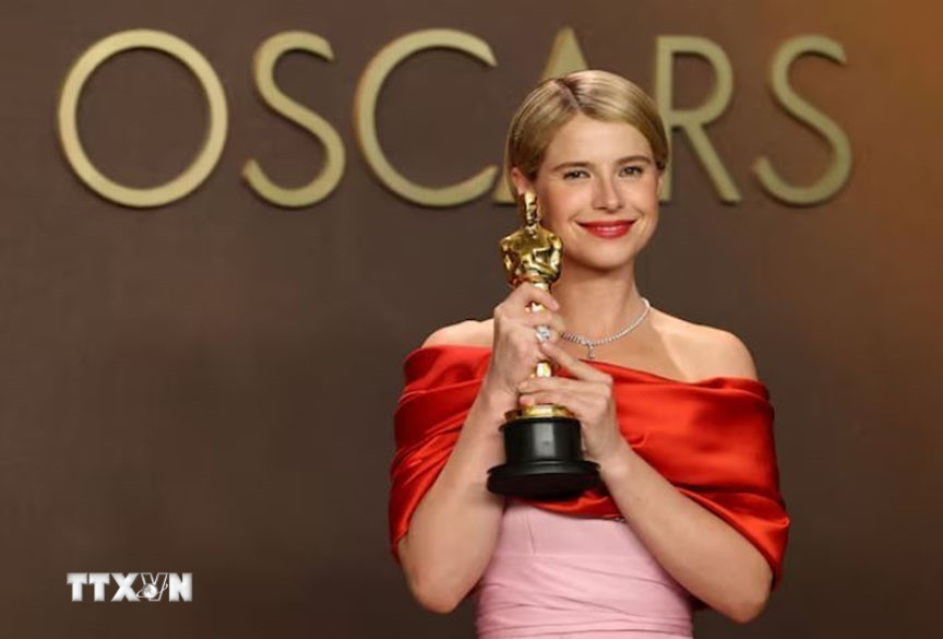 Jessie Buckley đoạt giải Nữ diễn viên chính xuất sắc nhất trong phim "Hamnet." (Ảnh: Reuters/TTXVN)