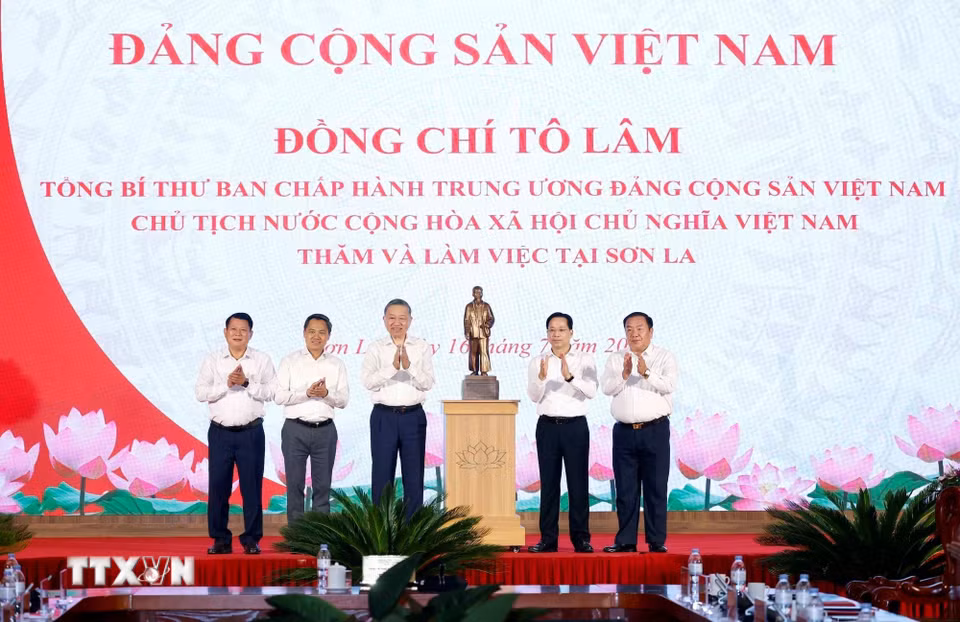 Tổng Bí thư, Chủ tịch nước Tô Lâm trao tặng bức tượng Chủ tịch Hồ Chí Minh cho Đảng bộ, chính quyền và nhân dân tỉnh Sơn La. (Ảnh: Thống Nhất/TTXVN)