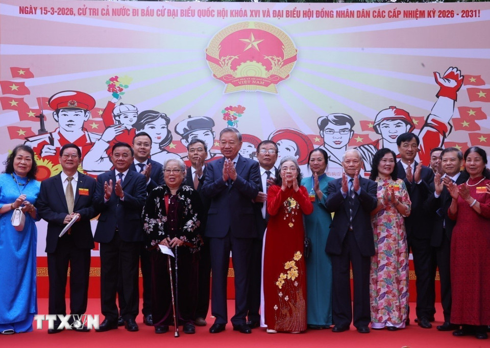 Tổng Bí thư Tô Lâm và đại biểu với cử tri tại Khu vực bỏ phiếu số 02 phường Ba Đình, thành phố Hà Nội. (Ảnh: Văn Điệp/TTXVN)