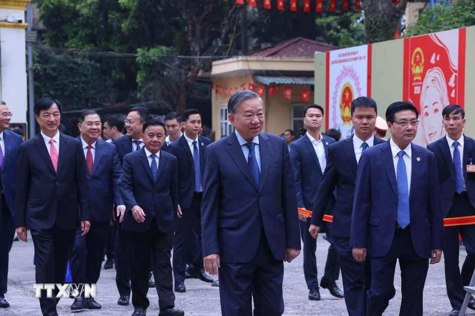 Tổng Bí thư Tô Lâm đến bầu cử tại Khu vực bỏ phiếu số 02 phường Ba Đình, thành phố Hà Nội. (Ảnh: Văn Điệp/TTXVN)