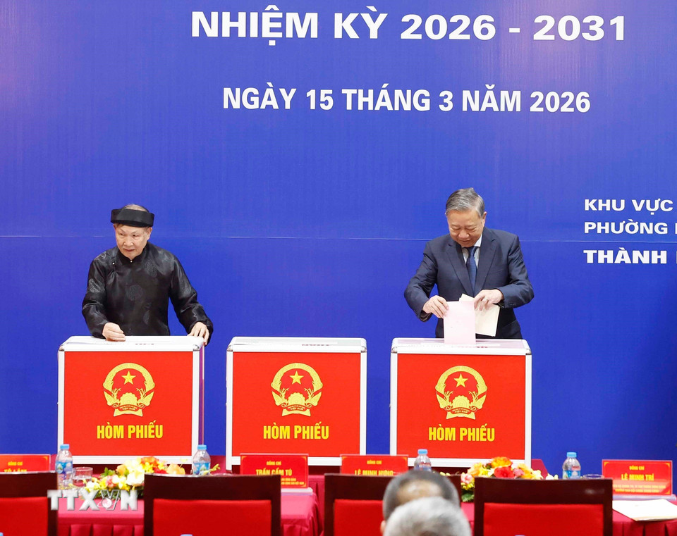 Tổng Bí thư Tô Lâm bỏ phiếu bầu cử tại Khu vực bỏ phiếu số 02 phường Ba Đình, thành phố Hà Nội. (Ảnh: Thống Nhất/TTXVN)