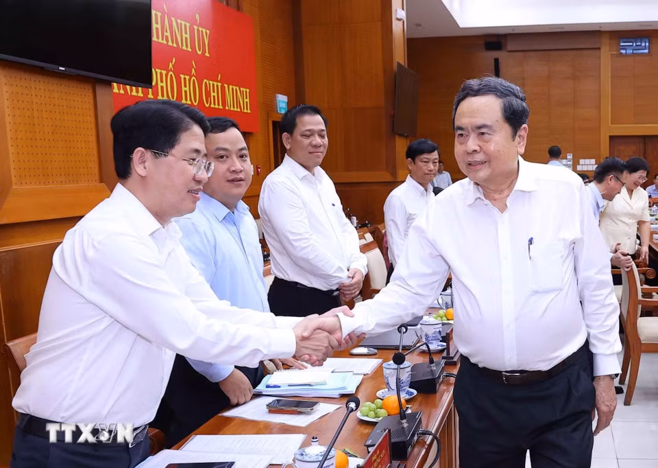 Chủ tịch Quốc hội Trần Thanh Mẫn với các đại biểu. (Ảnh: Văn Điệp/TTXVN)
