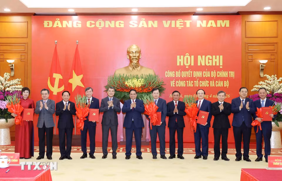 Đồng chí Trần Cẩm Tú, Ủy viên Bộ Chính trị, Thường trực Ban Bí thư; Thủ tướng Phạm Minh Chính và các đồng chí lãnh đạo Đảng, Nhà nước chúc mừng 5 cơ quan, gồm: Đài Truyền hình Việt Nam, Đài Tiếng nói Việt Nam, Thông tấn xã Việt Nam, Viện Hàn lâm Khoa học xã hội Việt Nam, Viện Hàn lâm Khoa học và Công nghệ Việt Nam. (Ảnh: Phương Hoa/TTXVN)