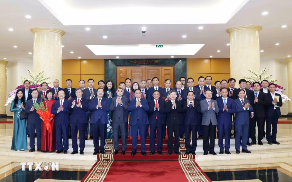 Thường trực Ban Bí thư Trần Cẩm Tú, Thủ tướng Phạm Minh Chính cùng các đồng chí lãnh đạo Đảng, Nhà nước chụp ảnh chung với Ban lãnh đạo 5 cơ quan: Đài Truyền hình Việt Nam, Đài Tiếng nói Việt Nam, Thông tấn xã Việt Nam, Viện Hàn lâm Khoa học xã hội Việt Nam, Viện Hàn lâm Khoa học và Công nghệ Việt Nam. (Ảnh: Phương Hoa/TTXVN)