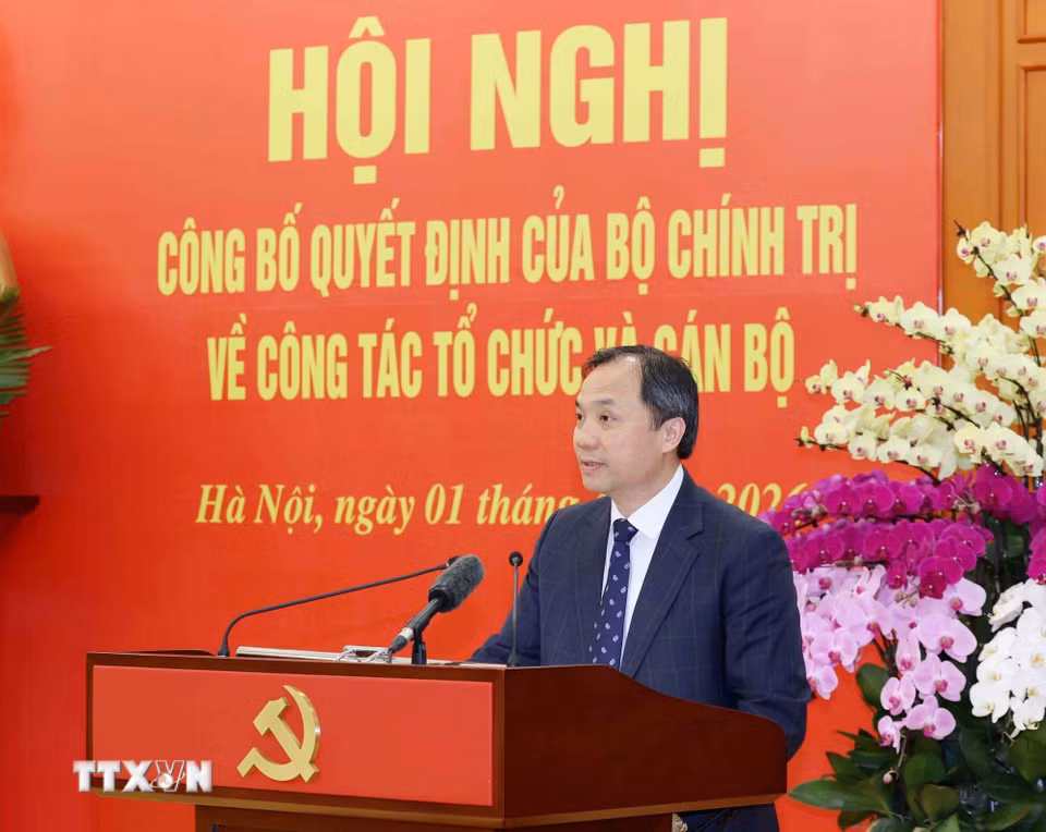 Đồng chí Hoàng Trung Dũng, Ủy viên Trung ương Đảng, Phó Trưởng Ban Thường trực Ban Tổ chức Trung ương thông báo các Quyết định của Bộ Chính trị về chức năng, nhiệm vụ, quyền hạn, tổ chức bộ máy, mối quan hệ công tác của 5 cơ quan. (Ảnh: Phương Hoa/TTXVN)