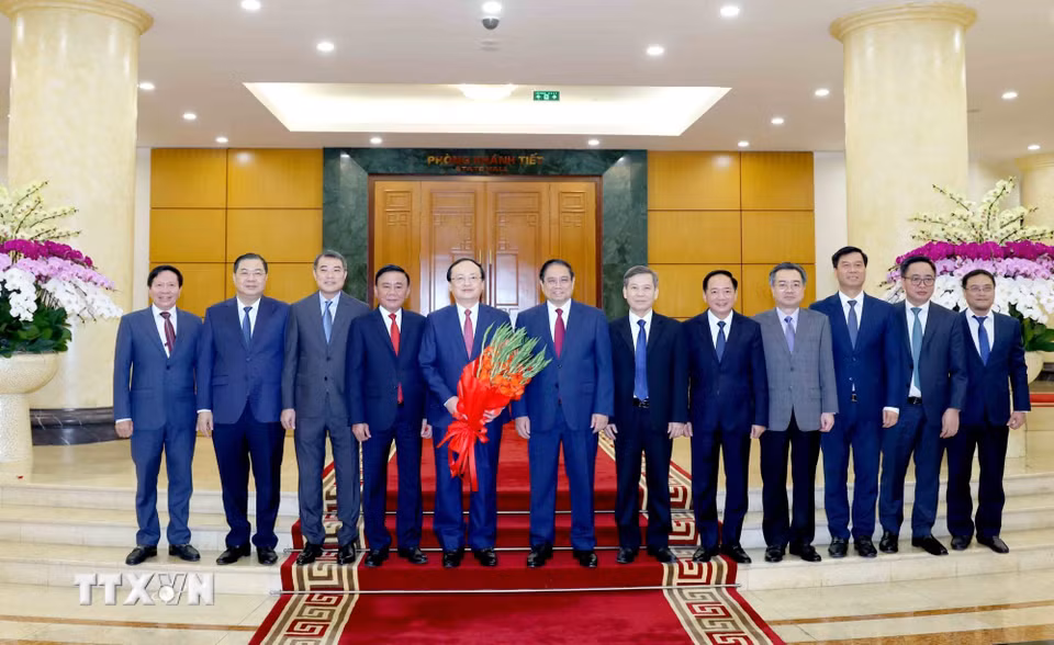 Thường trực Ban Bí thư Trần Cẩm Tú, Thủ tướng Phạm Minh Chính cùng các đồng chí lãnh đạo Đảng, Nhà nước chụp ảnh chung với Ban lãnh đạo Đài Tiếng nói Việt Nam. (Ảnh: Phương Hoa/TTXVN)