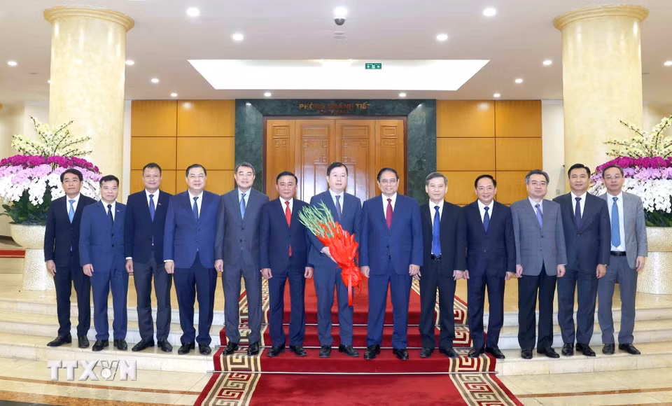 Thường trực Ban Bí thư Trần Cẩm Tú, Thủ tướng Phạm Minh Chính cùng các đồng chí lãnh đạo Đảng, Nhà nước chụp ảnh chung với Ban lãnh đạo Đài Truyền hình Việt Nam. (Ảnh: Phương Hoa/TTXVN)