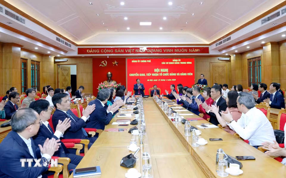 Hội nghị chuyển giao, tiếp nhận tổ chức đảng và đảng viên giữa Đảng ủy Chính phủ và Đảng ủy các cơ quan Đảng Trung ương. (Ảnh: Phương Hoa/TTXVN)