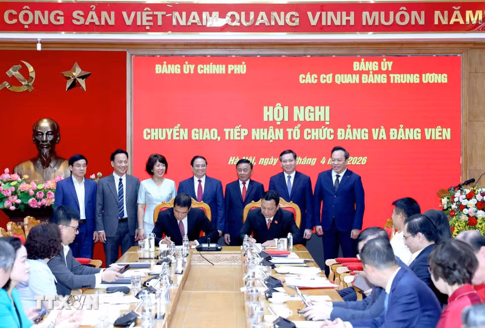 Lễ ký biên bản bàn giao danh sách tổ chức đảng, đảng viên giữa Đảng ủy Chính phủ và Đảng ủy các cơ quan Đảng Trung ương. (Ảnh: Phương Hoa/TTXVN)