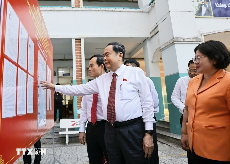 Chủ tịch Quốc hội Trần Thanh Mẫn kiểm tra công tác bầu cử tại Khu vực bỏ phiếu số 14 Trường THCS Đỗ Văn Dậy, xã Hóc Môn, Thành phố Hồ Chí Minh. (Ảnh: Doãn Tấn/TTXVN)