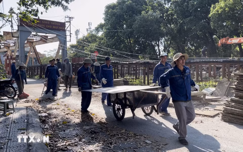 Công nhân thi công cải tạo, sửa chữa cầu Long Biên. (Ảnh: Nguyễn Thắng/TTXVN)