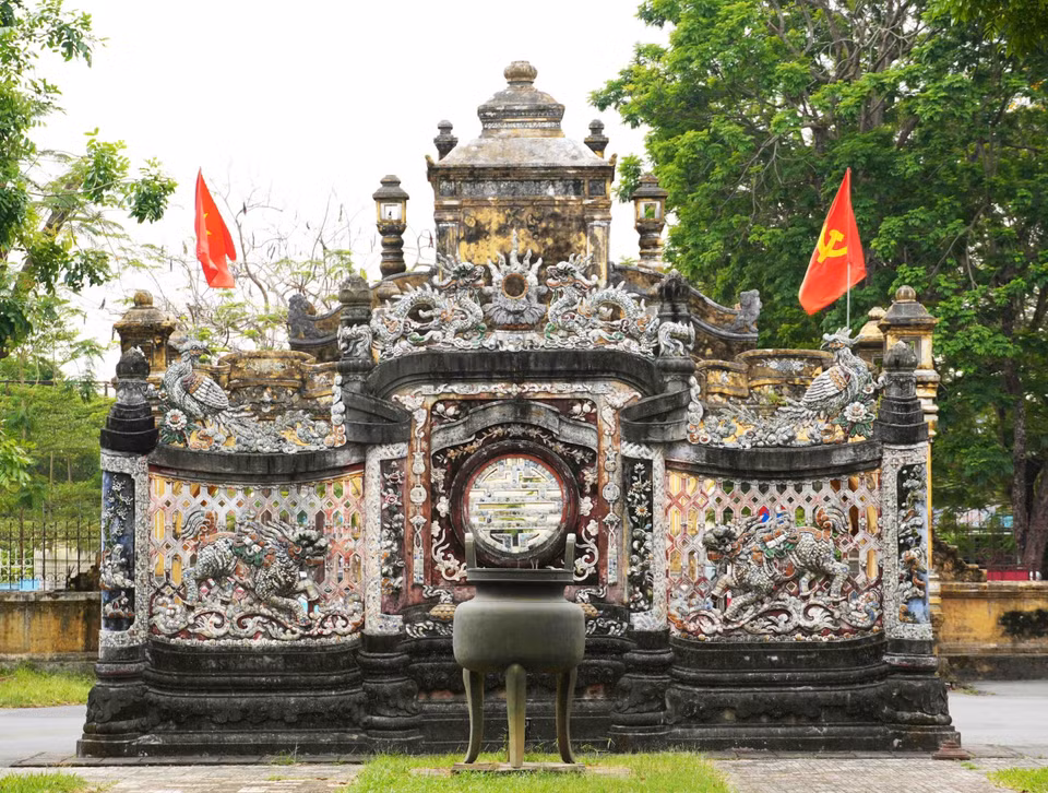 Bình phong trong Cơ Mật Viện trong Kinh thành Huế được đặt ngay sau cổng chính từ ngoài vào. (Ảnh: Nguyên Lý/TTXVN)