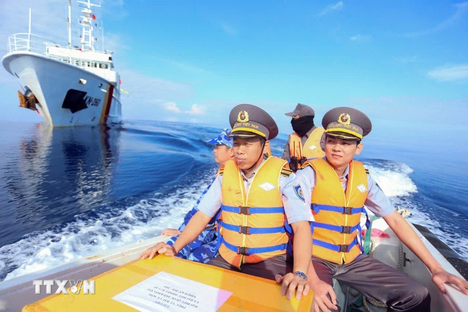 Tổ bầu cử hoàn thành tổ chức bầu cử cho cử tri trên tàu trực quay trở về tàu Kiểm ngư 260. (Ảnh: TTXVN phát)